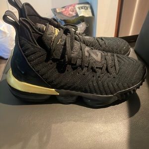 Lebron 16 “I’m king”